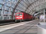 Baureihe 112 mit Regio Express im Berliner Hauptbahnhof  ...
