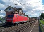 185 099 mit einem G�terzug in Orschweier, 19.7.09.  ...