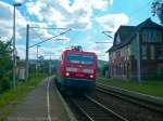 BR 143 Lokportraits 143 180 erreicht mit ihrer nicht sichtbaren RB nach Naumburg (Saale) Hbf den Haltepunkt Zeutsch auf Gleis 2. F�r die Fahrg�ste wird es w�hrend des Aufenthaltes immer etwas unbequem aufgrund der extremen Gleis�berh�hung. (16.07.2009)