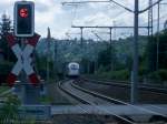 BR 411 (ICE-T) ICE 1716 n�hert sich dem nicht besonders sicheren Bahn�bergang kurz vor dem Bahnhof Orlam�nde. Aber ich befinde mich ja nur am Stra�enrand! Hier d�rfen 120 km/h gefahren werden. (16.07.2009)