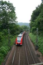 BR 425 S1 mit 425 703-6 von Mannheim nach Osterburken am 13.7.2009 im Neckartal bei Guttenbach.
