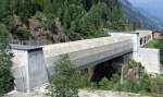 Br�cken Gotthard Nordrampe: Wegen Lawinen- und Erdrutschgefahr seit 1984 eingepackt. Die Rorbachbr�cke oberhalb von Wassen. (22.7.09)