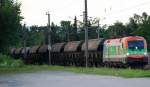 1x16 (Werbeloks) Ein mir unbekannter G�terzug von Gmunden nach St.Veit an der Glan kurz vor der Hst. Ansfelden am 13.7.2009 bespannt mit der Kinderdorf Lok 1116 007 