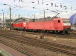 BR 120 Die defekte 120 139-1 wird am 22.7.2009 von einer BR 101 durch den K�lner Hauptbahnhof geschleppt.