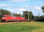 BR 152 152 044-4 und eine Schwesterlok kommen hier mit einem gemischten G�terzug durch L�bbenau/Spreewald gefahren. Auf den letzten Waggons waren �brigens Rads�tze gelagert. Ob das was zu sagen hatte??;) 21.07.2009