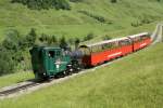 BRB Brienz Rothornbahn H 2/3 15 befindet sich am 20.7.09 mit einem Leerezug oberhalb von Planalp.