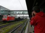 BR 185 mit Z�gen 185 045-2 f�hrt durch Regensburg Hbf als Sven Niggemeyer abdr�ckt, 18.07.2009