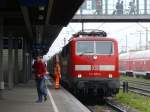 Bayern Wer huscht denn da aus dem Bild ;)
Sven Niggemeyer bei dem Versuch aus dem Bild zu fl�chten neben 111 001-4 in Regensburg Hbf, 18.07.2009