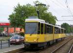 Berlin Dieses Foto zeigt eine GT4D mod der BVG. Diese Fahrzeuge wurden zwischen 1994 und 1997 letztmalig modernisiert und sollen in naher Zukunft durch neue Fahrzeuge ersetzt werden. Angetrieben werden sie von vier Motoren mit je 45 kW. Die beim Bremsen gewonnene Energie kann �ber den Gleichstromsteller wieder in die Fahrleitung zur�ckgegeben werden. Aufgenommen am 12.07.2009