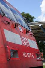 BR 101 Lokportraits Hier ist die Front der 101 077-6 zu sehen. Vergleicht man ihre Linienf�hrung mit den neueren Loks der Baureihe 145 und Co so erkennt man, dass bei der 101 sich die Front von unten nach oben verj�ngt. Bei der 145 und Co ist jedoch eine kleine Schnauze zu finden. Aufgenommen am 13.07.2009
