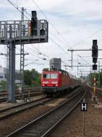 BR 143 mit Z�gen Die 143 931-4 erreicht den Bahnhof Berlin Zoo mit einer Ersatz S-Bahn. Diese Z�ge verkehren aufgrund von Bauarbeiten im Raum Wannsee zwischen Potsdam Hbf und Berlin Ostbahnhof. Aufgenommen am 13.07.2009