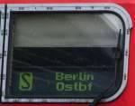 BR 143 Lokportraits Ein Anblick an den man sich in Berlin wohl gew�hnen wird. Hier ist der Zugzielanzeiger einer 143 zu sehen. Sie ist mit einer S-Bahn in Richtung Berlin Ostbahnhof unterwegs. Aufgenommen am 13.07.2009