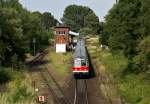 Steuerwagen Bauart Karlsruhe Eine 218er f�hrt mit einer Wendezuggranitur am 21.07.2009 als RE nach Bad Kleinen in den Bahnhof von Sch�nberg (Mecklenburg) ein.
