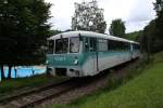 VT 2.09 (BR 771 | 772, Ferkeltaxe) Am zweiten Fahrtag des 3. Fahrtenwochenendes der Erzgebirgischen Aussichtsbahn (EAB) passiert 772 312-5 mit 772 367-9 das Schwimbad in Markersbach. (12.07.09)