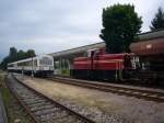 V 70 VL 70 der SWEG, bei ihrer ersten Fahrt im neuen Outfit am 23.07.2009 in Kappelrodeck  mit Kreuzung der VT 125 und 122. 