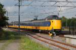 BR 4200 (ICM Koploper) NS ICM 4027 (renoviert) intercity Groningen/Leeuwarden - Rotterdam/Den Haag passiert Bahnhof 't Harde am 23/07/09.  