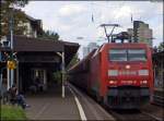 152 080 mit einem Erzzug Richtung Koblenz bei der Durchfahrt ...