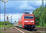 101 079 mit dem IC334 als Umleiter bei der Durchfahrt ...
