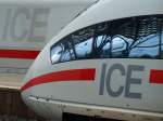 In den Seitenscheiben des ICE spiegelt sich das Dach des ...
