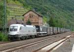 Hupac ES 64 U2-100 zieht einen LKW-Zug rechtsrheinisch durch Kaub. ...