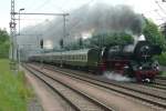 BR 41 1144-9 mit Sonderzug am 21.05.2009 bei Durchfahrt Bf ...