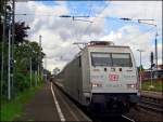 101 034 In Form mit dem IC 2327 im Bahnhof ...