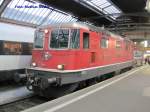 Re 4/4 11133 als Zugschluss in der Z�rcher Bahnhofs Halle ...