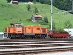 Diesellok Am 846 033 9 mit einem dreiachsigen Flachwagen im ...