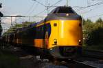 NS 4063 in der Abendsonne bei der Durchfahrt durch Bahnhof ...