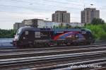 EGP ES 64 U2-002 mit Dyckerhoff-Werbung vor der Kulisse bunter ... EGP ES 64 U2-002 mit Dyckerhoff-Werbung vor der Kulisse bunter ...
