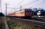 tokyo-ehemstaatsbahn-und-jr Serie 101 (ehem.Staatsbahn und JR): gebaut 1957-1963 (Zwischenwagen bis 1969), erstmals Kardanwellenantrieb und Aufteilung der Apparate auf den ganzen Zug; Motorwagen als Paare ausgebildet (Serie 101+Serie 100). Total 1535 Wagen　f�r die S-Bahnen Tokyo und Kansai; bis 2003 bei der JR ausgeschieden. Dies waren die Z�ge, von denen in den 1960er/70er Jahren jene Horrorbilder um die Welt gingen, die zu 300% gef�llte Wagen zeigten und dazu riesige Menschentrauben, die an den Bahnh�fen noch hineingedr�ckt werden mussten. Im Bild ein oranger Zug der Ch��-Linie (von Tokyo nach Westen) in Tokyo-Higashi Koganei, Frontwagen KUMOHA 101-207 (クモハ101-207), 31.Dezember 1972. 