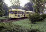 dusseldorf GT8 2863 ex GT6 2436 Rheinbahn D�sseldorf befindet sich im Stadtjubil�umsjahr 1988 auf der wenig sp�ter stillgelegten oberirdischen Streckenf�hrung auf der Heinrich Heine Allee. Im Hintergrund befinden sich der Hofgarten und das Opernhaus. Der 1962 in Dienst gestellte Triebwagen f�hrt noch heute unter der Nummer 663 in Posen im Linienverkehr.