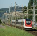 ICN 1510 (St. Gallen - Lausanne) im Fahrleitungsmastenwald in Grenchen ...