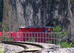 strecke-albulabahn-1-rei-fi Ein etwas anderer Blickwinkel auf den verh�llten Landwasserviadukt, der auch die verschlungene Streckenf�hrung der Albulabahn erahnen l�sst. Ge 4/4 II 619 'Samedan' verl�sst mit ihrem Albulaschnellzug soeben mit sehr kleiner Geschwindigkeit den kurzen Landwassertunnel. (19.Juli 2009)