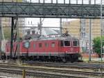 SBB - Re 6/6 11653 und Re 4/4 vor G�terzug ...