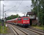 111 158 schiebt ihren RE10420 Richtung Aachen hier neben dem ...