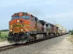 Burlington Nothern and Santa Fe BNSF Eine 3er-Traktion Dash-9 zieht einen Containerzug zwischen Augusta und Rose Hill durch Kansas am 20.07.2009.