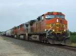 Burlington Nothern and Santa Fe BNSF Drei BNSF Dash-9 ziehen einen G�terzug zwischen Augusta und Rose Hill durch Kansas am 20.07.2009.