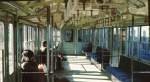 tokyo-ehemstaatsbahn-und-jr Serie 103: Das schlichte Innere der Wagen, die f�r riesige Menschenmengen ausgelegt sind. Im Wagen KUMOHA 103-107 (KU=mit F�hrerstand;MO=mit Motor;HA=gew�hnl.Sitzwagen), 22.Januar 1977.