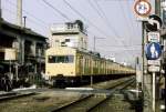Serie 103:　Ein Zug der mit gelben Wagen bedienten Verbindungsstrecke Akabane-Linie ...