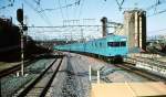 tokyo-ehemstaatsbahn-und-jr Serie 103 (ehem. Staatsbahn und JR): Die gegen�ber Serie 101 wirtschaftlicheren und st�rkeren Z�ge Serie 103 bildeten mit 3503 Wagen eine riesige Flotte von S-Bahnz�gen (Gleichstrom) f�r Tokyo und das Kansai-Gebiet. Gebaut 1963-1984. 2006 verschwanden die letzten aus Tokyo, doch findet man sie anderswo noch. 2004 gingen 16 Wagen nach Indonesien (Jakarta).Im Bild ein Zug der Keihin-T�hoku-Linie, welche mit blauen Wagen das s�dlich von Tokyo gelegene Yokohama mit dem nordwestlich von Tokyo liegenden �miya verbindet. Zug mit Frontwagen KUHA 103-612 (KU=mit F�hrerstand;HA=gew�hnlicher Sitzwagen) am 4.Dezember 1971 in Tokyo-Nishi Nippori. 