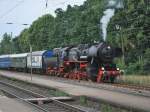 BR 52 8038 zieht am Abend des 26.7.09 ihren Sonderzug ...