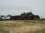 br-52--kriegslok-52-drg-dr-db--nicht-052-db- Zur besten Sendezeit (20:15 Uhr) verl�sst die BR 52 8038 am 26.7.09 Eystrup und macht richtig Dampf...