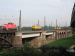 BR 294 Auf der Br�cke �ber die Ruhr zwischen Duisburg und Oberhausen herrscht immer reger Verkehr. Trotzdem ist es schon Gl�cksache wenn man 3 Fahrzeuge (294 der DB, V 300 bzw. 232 von EBW-Cargo und eine Stopfmaschine ? gleichzeitig auf der 4 gleisigen Strecke zusammen fotografieren kann. 