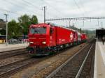 Losch- und Rettungszuge SBB - Feuerwehr auf Schienen. Neuer L�sch und Rettungszug XTmas 99 85 917 4 002-7 bei der Durchfahrt im Bahnhof von Liestal am 11.05.2009