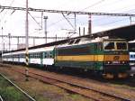 BR 163 163 061-5 mit Os 5061 Kolin-Pardubice Hlavni auf Bahnhof Kolin am 13-8-2005. Bild und scan: Date Jan de Vries.