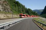 Brig-Visp-Zermatt-Bahn Die beiden Komet-Triebz�ge ABDeh 4/10 2013 und ABDeh 4/8 2021 am 25.7.2009 als R 229 (Visp - Zermatt) oberhalb Kalpetran. 