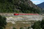 Brig-Visp-Zermatt-Bahn Nach drei Kometen in Folge war als Regio 233 (Brig - Zermatt) endlich ein klassischer sechsteiliger HGe 4/4-Pendel mit Lok Nr. 4 im Einsatz. Hinter dem Bt ist noch ein Kurzpendel-ABt ex FO umgekehrt eingereiht. Aufnahme am 25.7.2009 ob Kalpetran. 