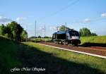 br-182-mrce ES 64 U2-005 passiert als Tfzf 93797 Berlin-Ruhleben - N�rnberg den s�dlich des Bahnhofs Priort gelegenen B�72 auf ihrer Jungfernfahrt in Schwarz (12.05.09)