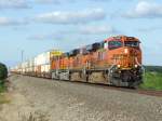 Burlington Nothern and Santa Fe BNSF Postkartenbild, wie ich finde, von vier BNSF Dash-9 und einem Containerzug am Abend des 21.07.2009 in Rose Hill, Kansas.